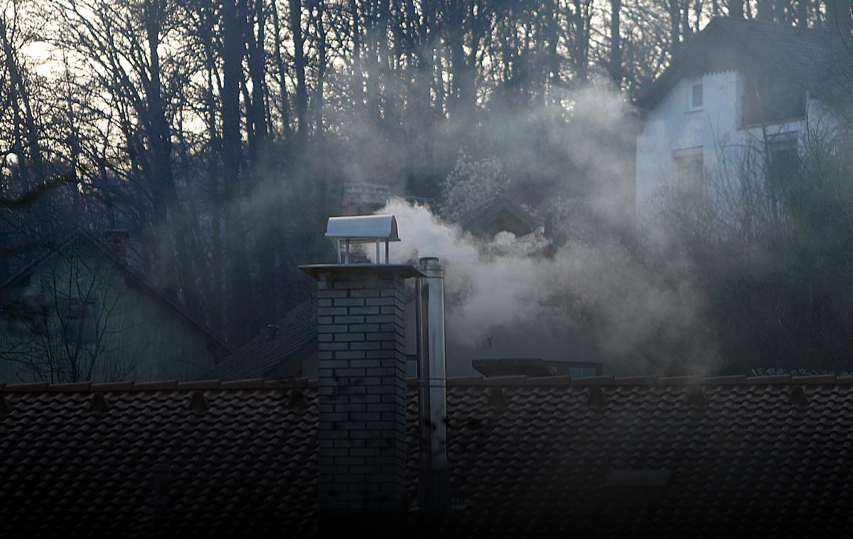 Onesnaženje. Trdni delci v zraku. | Najbolj onesnažujejo zastarele kurilne naprave na les, še posebej, če se v njih kurijo premalo suha drva.  | Foto Bobo