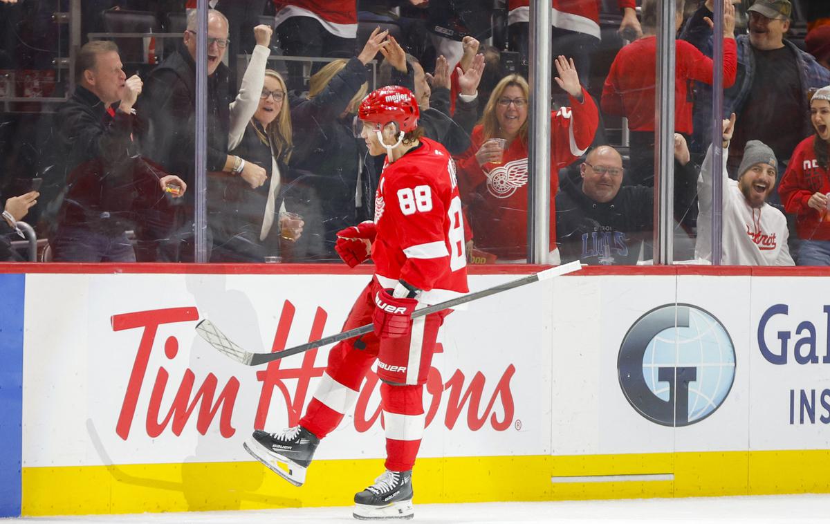 Patrick Kane Detroit Red Wings | Patrick Kane je k zmagi Detroita nad Buffalom prispeval dva gola in tri asistence. | Foto Reuters