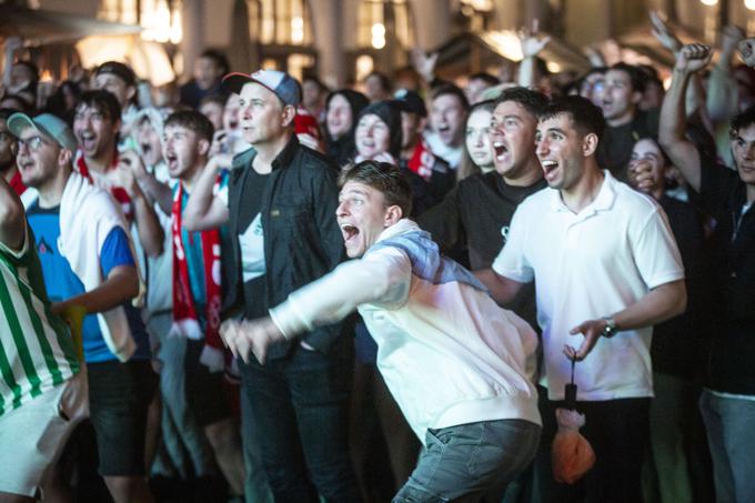 Spremljanje nogometne tekme Slovenija - Portugalska na POgačarjevem trgu v Ljubljani. | Foto: Bojan Puhek