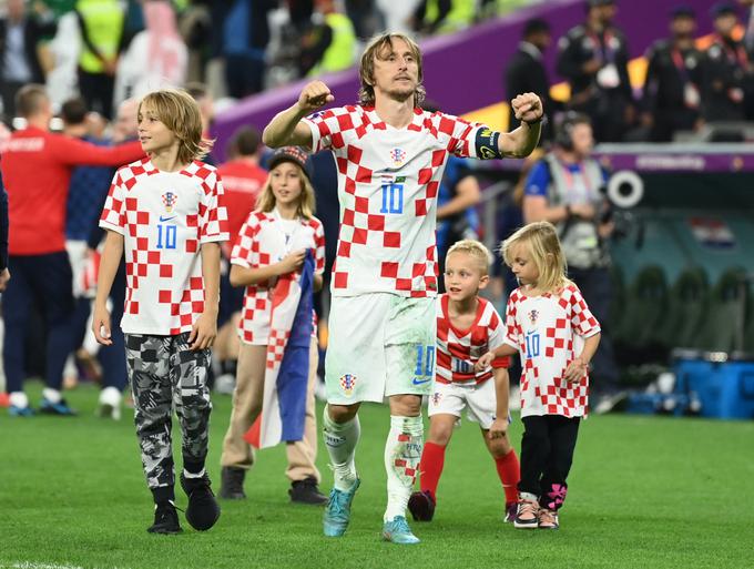 Luka Modrić je zmago nad Brazilijo na zelenici proslavil v družbi najbližjih. | Foto: Reuters