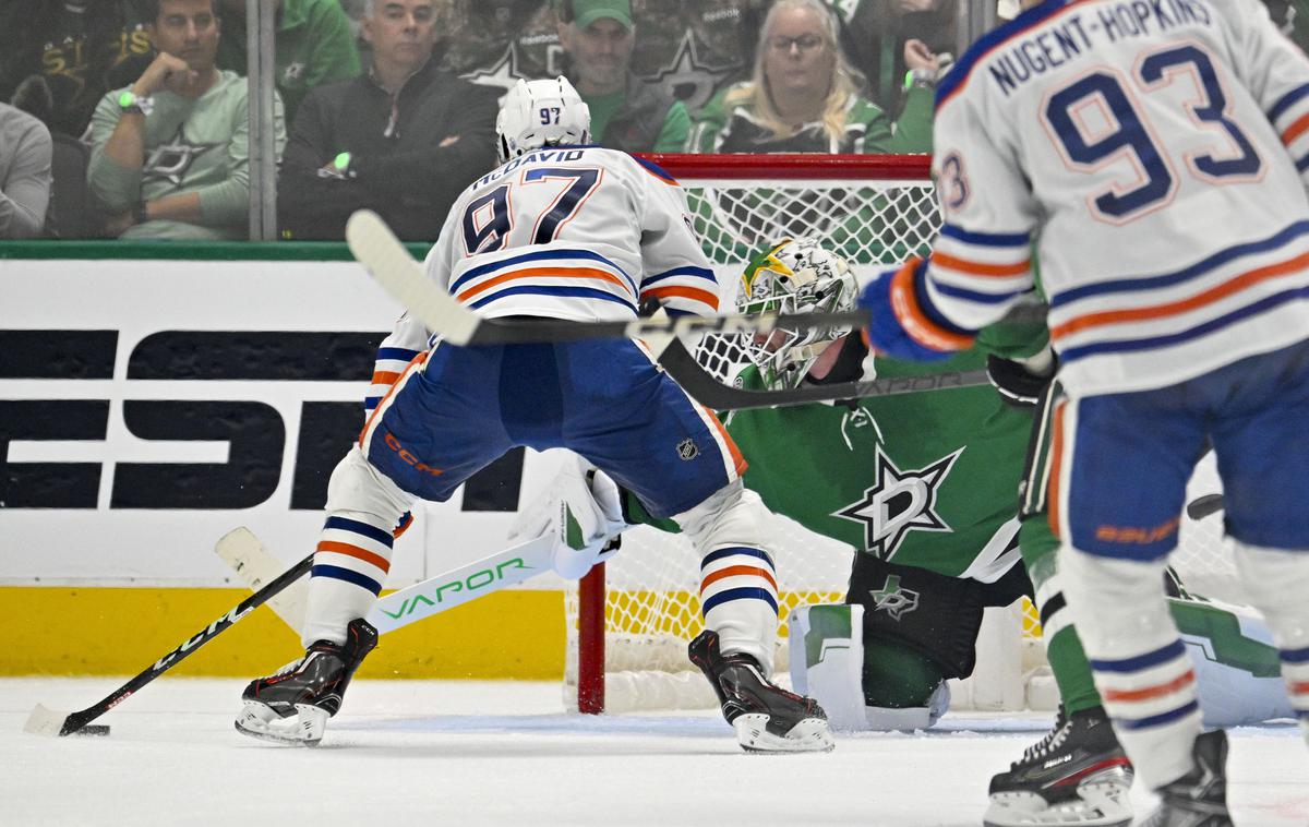 Edmonton Oilers : Dallas Stars | Connor McDavid je v začetku drugega podaljška zadel za zmago s 3:2 in vodstvo v seriji z 1:0. | Foto Reuters