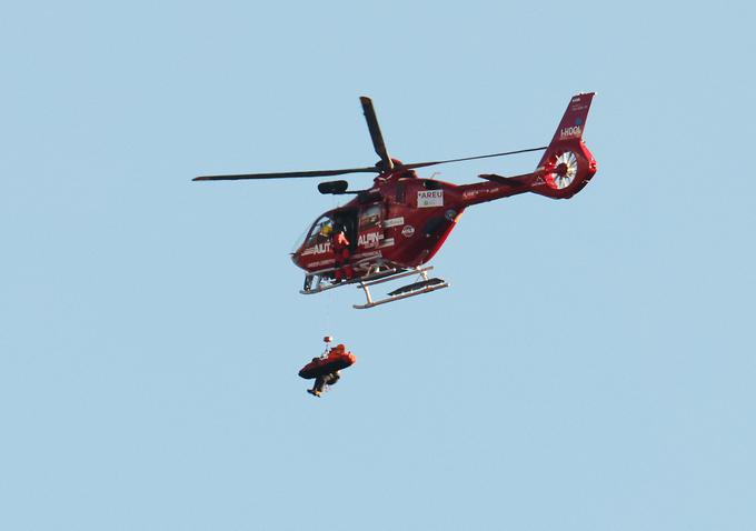 Tekmo je zaznamoval padec Gina Caviezela, potem ko so ga s helikopterjem odpeljali v bolnišnico. | Foto: Reuters