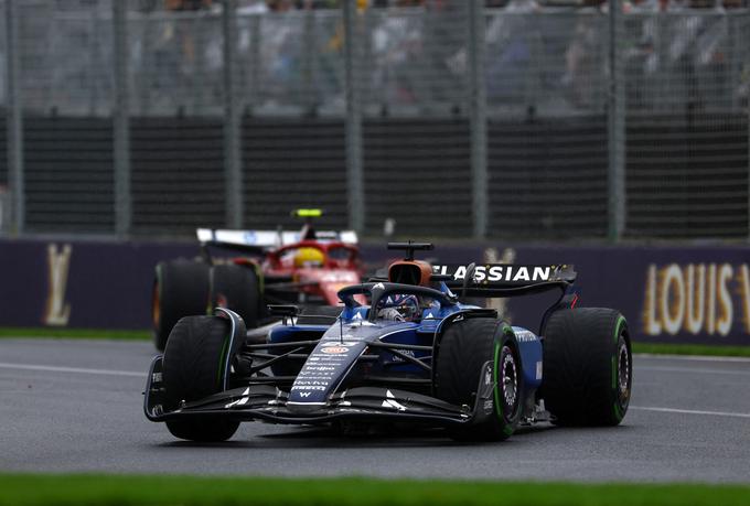 Alex Albon je uspešno za sabo zadrževal Lewisa Hamiltona. | Foto: Reuters