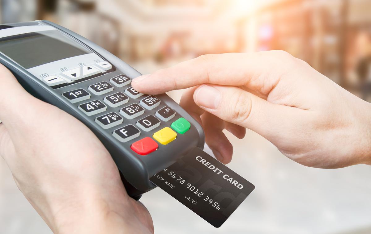 POS terminal. Plačilna kartica. | Evropsko povprečje števila plačilnih terminalov na število odraslih prebivalcev je skoraj za polovico večje od slovenskega. | Foto Thinkstock