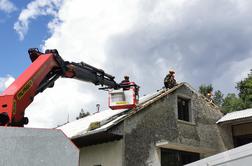 Po uničujočem neurju: gasilci in vojaki hitijo z odpravljanjem posledic #foto #video