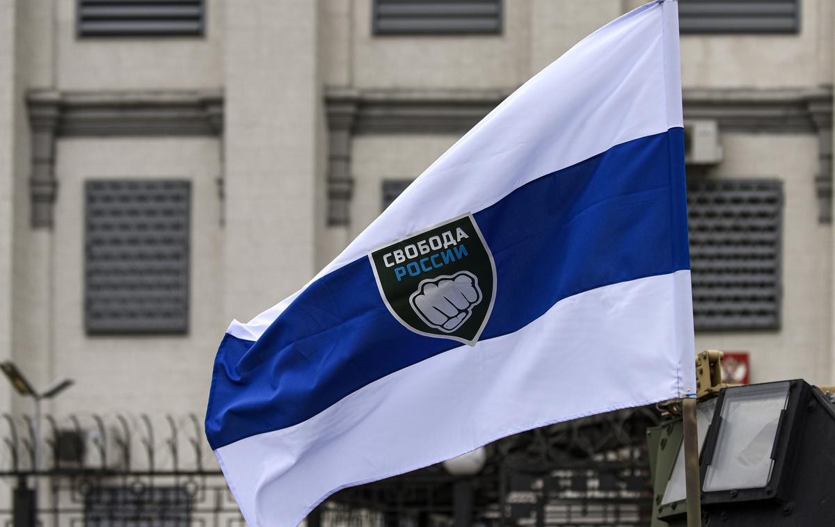 Legija Svoboda Rusiji | Za svoj simbol so si legionarji za svobodno Rusijo izbrali belo-modro-belo zastavo, na katerem sta pest in napis v cirilici Svoboda Rusiji (rusko Svoboda Rossii).  | Foto Guliverimage