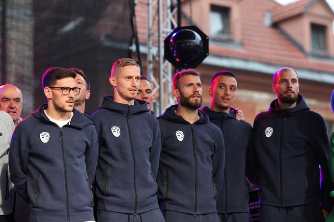 Soigralci stojijo ob strani Benjaminu Šešku, ki je v 116. minuti zapravil najlepšo priložnost na srečanju, s katero bi popeljal Slovenijo v nogometna nebesa, saj bi povedla z 1:0. | Foto: www.alesfevzer.com