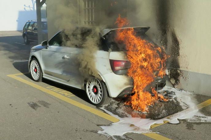 Audi A1 quattro požar | Vozilo se lahko vname, tudi ko je v mirovanju. Požar lahko naredi veliko škode na infrastrukturi okrog vozila.