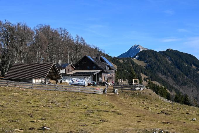 Koča na Kriški gori in v ozadju najvišji vrh, Tolsti vrh, ter Storžič | Foto: Matej Podgoršek