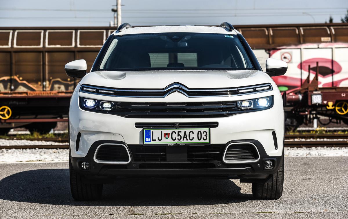 Citroen C5 aircross | Značilni strešici, ki sta povezani s svetlima letvama, pri vseh citroënih grizeta v pokrov motorja. | Foto Gašper Pirman