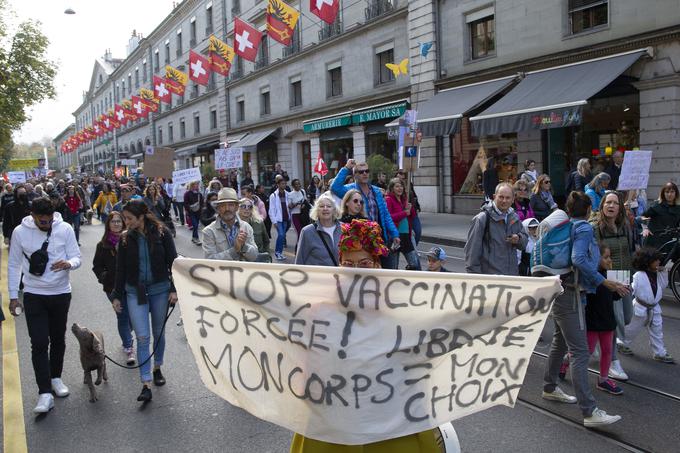 Shod švicarskih proticepilcev. Protestnica ima napis v francoščini, ki se v slovenščini glasi: stop prisilnemu cepljenju, svoboda, moje telo – moja izbira. | Foto: Guliverimage/Vladimir Fedorenko