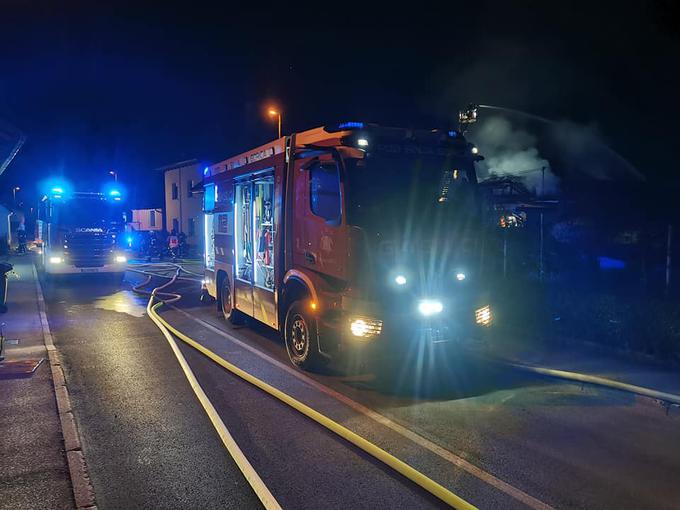 Gasilci so požar obvladali in zavarovali gradbene stroje. (Foto: PGD Sinja Gorica)  | Foto: 