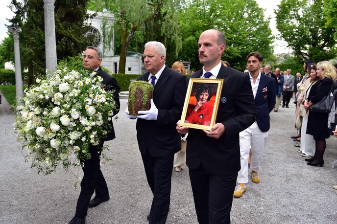 Pogreb Mance Košir | Žara Mance Košir je bila prekrita z mahom. | Foto Bobo