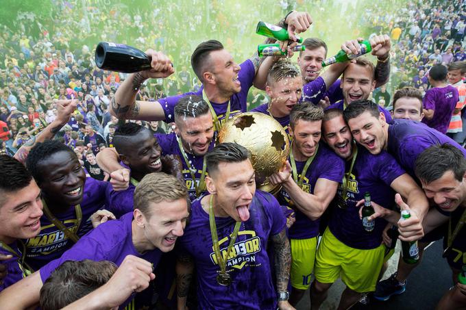 Ko so nogometaši NK Maribor zadnjič proslavljali naslov slovenskega prvaka (2015), je imel prste vmes tudi Volaš (v zgornji vrsti desno). | Foto: Vid Ponikvar