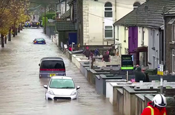 Na britanskem otočju pustoši neurje Bert: poplave in silovit veter se nadaljujejo #video