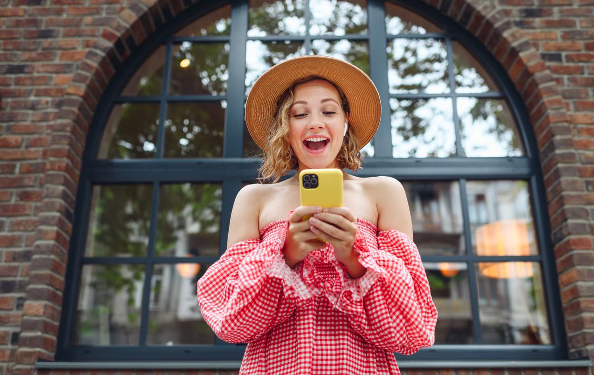 dekle, ženska, telefon | Foto Shutterstock