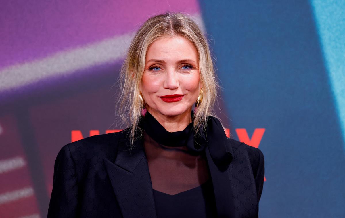 Cameron Diaz | Pred fotografi je Cameron Diaz zablestela oblečena v temne kavbojke s širokimi hlačnicami in prosojni črni majici. | Foto Reuters