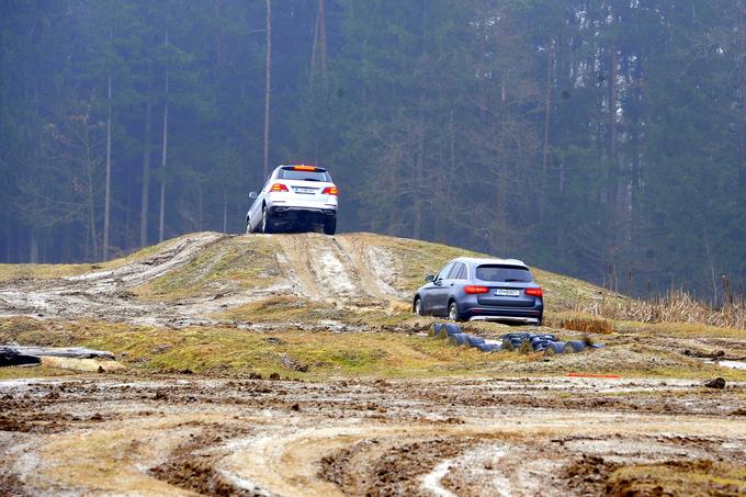 Na Vranskem sta kolesnicam klenega G precej samozavestno sledila tudi novi GLC in GLE, opremljena z offroad tehničnim paketom in programom terenske vožnje, ki med drugim prilagaja delovanje nadzorne elektronike v prid boljšemu izkoristku potenciala pogona v zahtevnejših voznih razmerah zaradi večje oddaljenosti od tal. | Foto: Jure Gregorčič