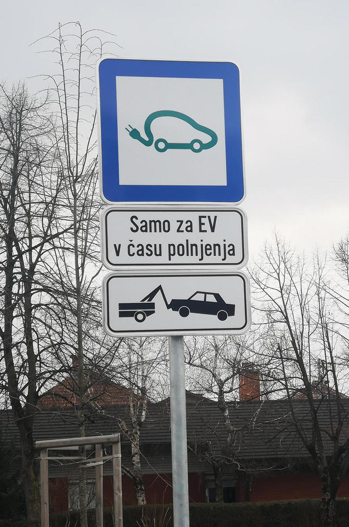 Eden od primerov ureditev s prometnim znakom. Parkiranje za električna vozila le v času polnjenja. | Foto: Gregor Pavšič