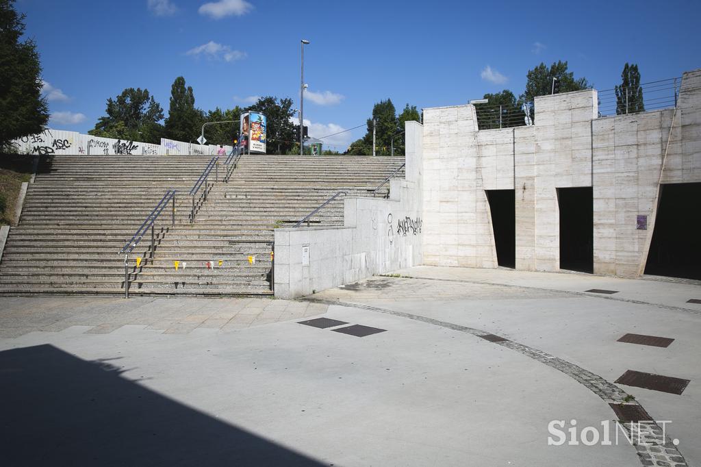 Propadajoče stopnice na železniški postaji