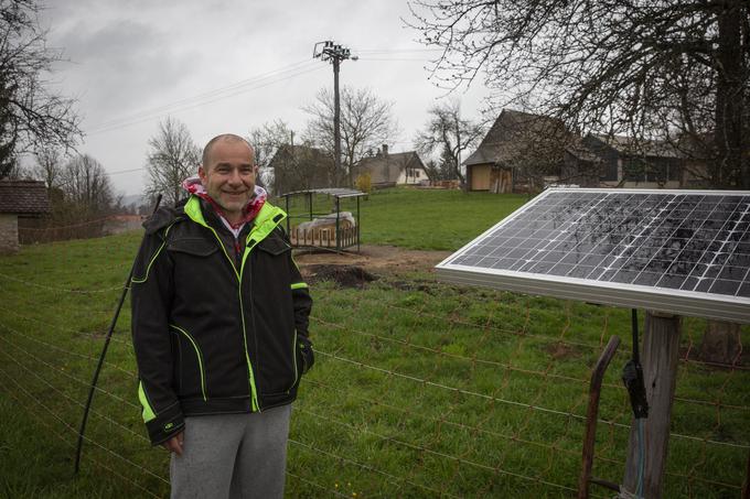 Za napajanje električne mreže skrbi akumulator, ki se polni s pomočjo sončne energije. Zagotavlja napetost, večjo od  sedmih kilovoltov, ki je potrebna, da s šokom odvrne tudi najbolj zvedavega plenilca. | Foto: Bojan Puhek