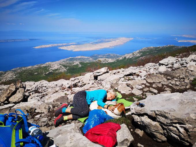 Zaslužena siesta na Premužičevi stezi, planiski poti, ki poteka po severnem in srednjem Velebitu in ponuja izjemen razgled. Prvih 600 kilometrov je Pio in Andreja spremljal kuža Otis, potem pa sta ga zaradi hude vročine prepustila varstvu v Splitu. | Foto: Facebook/Hodim, torej sem