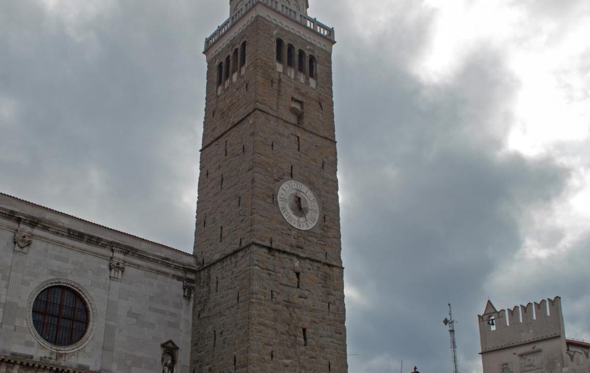 Stolna cerkev Koper | Na pročelje stolnice so napisali grafit z žaljivo vsebino.  | Foto STA