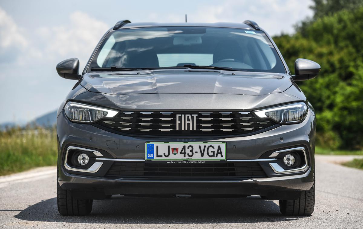 Fiat tipo | Največja oblikovna novost je spremenjena sprednja maska, v kateri je zdaj napis FIAT. | Foto Gašper Pirman