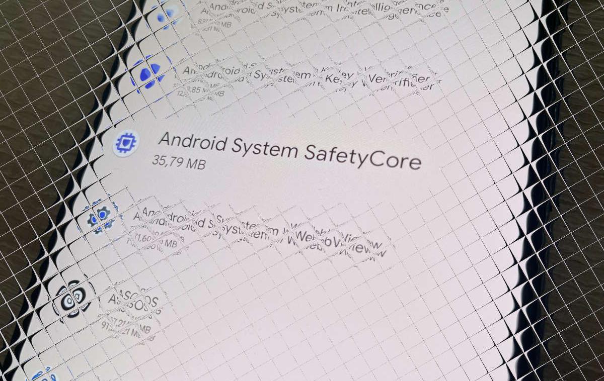 Android System SafetyCore | Aplikacijo Android System SafetyCore je s pametnega telefona sicer mogoče odstraniti, a so nekateri uporabniki opozorili, da bo postopek sčasoma morda treba ponoviti, saj se je aplikacija na njihove pametne telefone znova samodejno namestila v sklopu posodobitev za storitve Google Play.  | Foto Matic Tomšič