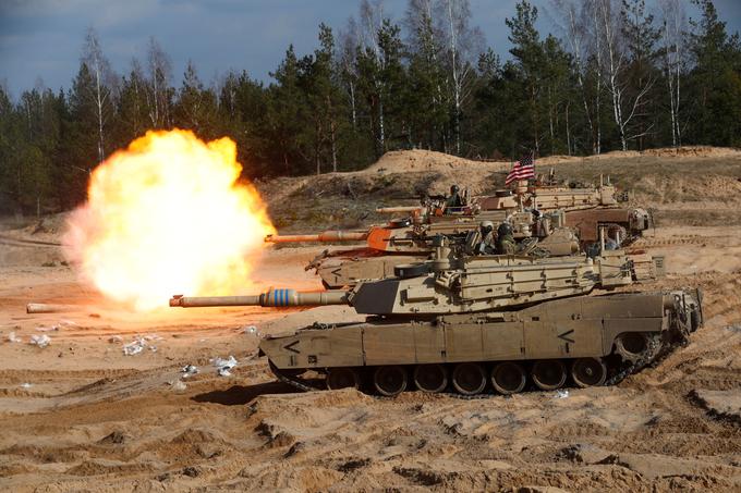 Ameriška vlada je januarja napovedala, da bo Ukrajini dobavila 31 bojnih tankov abrams, marca pa je nato sporočila, da bodo dobavo izvedli jeseni.  | Foto: Reuters