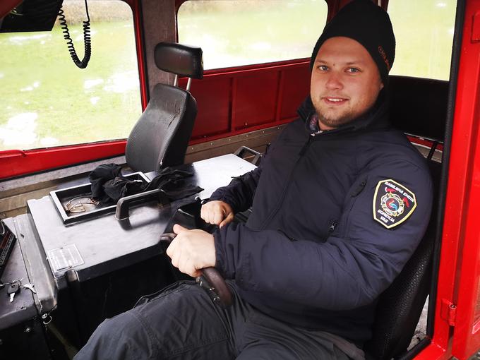 Domen Božičnik iz Gorenje vasi je stroj kupil pred tremi leti. Šele letos je bilo dovolj snega za preizkus. | Foto: Gregor Pavšič