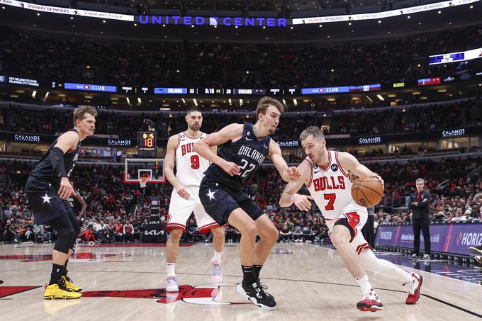 Goran Dragić v dvoboju z Nemcem Franzem Wagnerjem. | Foto: Reuters