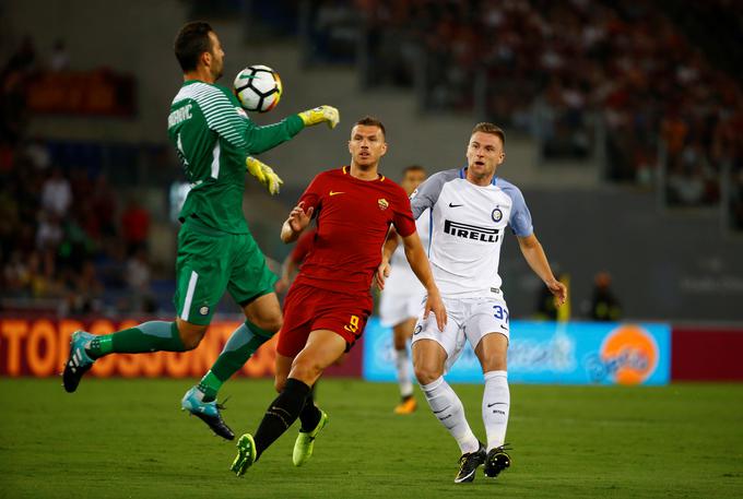 Milan Škriniar (desno) v obrambi Interja sodeluje s Samirjem Handanovićem (levo). Med njima je zvezdniški napadalec Rome Edin Džeko. | Foto: Reuters