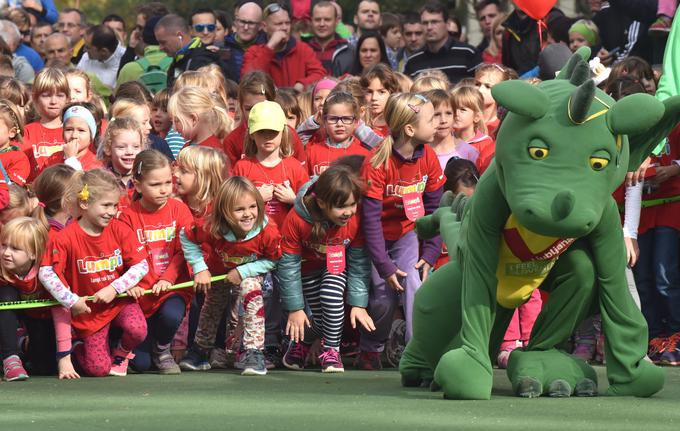 Na štartu je za zabavo skrbel zmajček, maskota Ljubljane oziroma ljubljanskega maratona. | Foto: Bobo