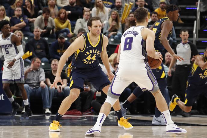 Bojan Bogdanović | Bogdanović proti Bogdanoviću: hrvaški reprezentant Bojan Bogdanović v boju s srbskim reprezentantom Bogdanom Bogdanovićem v ligi NBA na tekmi med Indiano in Sacramentom. | Foto Reuters