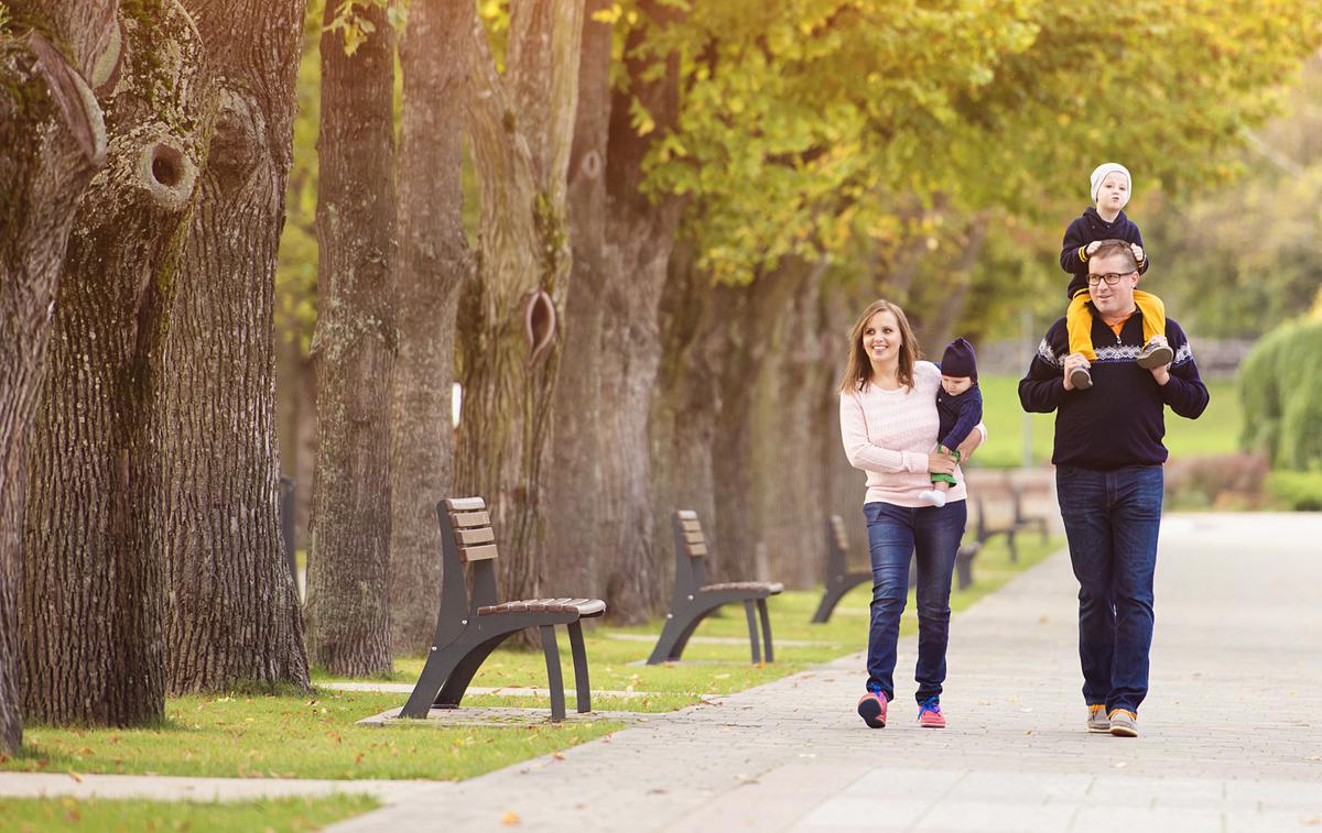 družina park sprehod narava