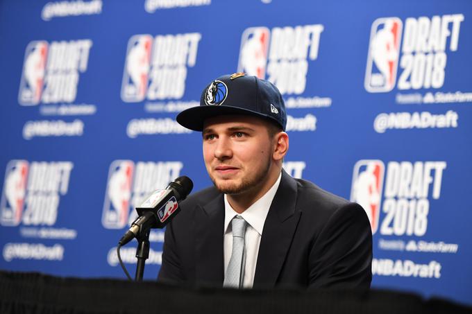 Luka Dončić je bil na naboru NBA izbran kot tretji. Po menjavi je pristal pri Dallas Mavericks. | Foto: Getty Images