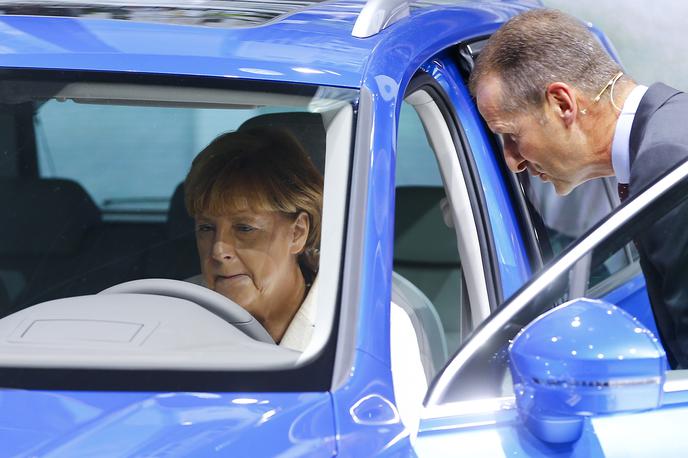 Angela Merkel Volkswagen | Avtomobilska industrija predstavlja eno izmed hrbtenic nemškega gospodarstva. | Foto Reuters