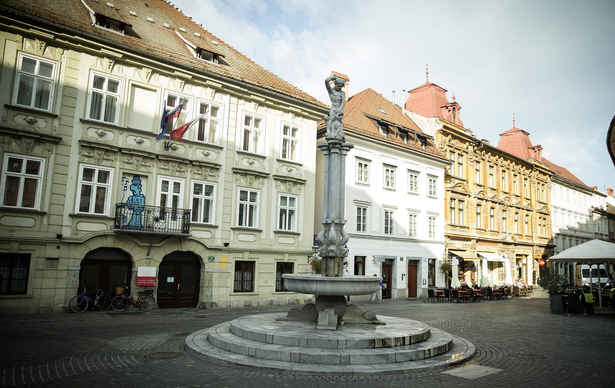 Sprehod po Ljubljani | Sprehod po sočni preteklosti Ljubljane z zgodovinarjem Boštjanom Plutom se začne pri vodnjaku pred Akademijo za glasbo. Herkulova fontana na Starem trgu pa ni samo zbirno mesto Wicked ture, temveč tudi njeno izhodišče. | Foto Ana Kovač