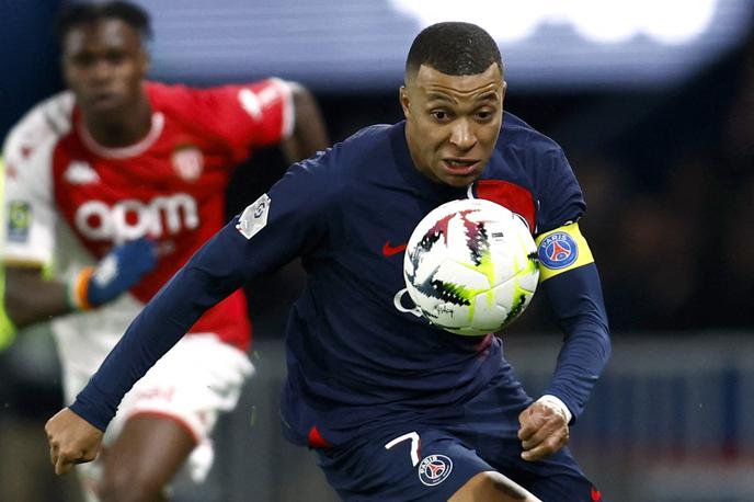 PSG Monaco Kylian Mbappe | Kylian Mbappe je ob koncu prvega polčasa z bele točke zadel za vodstvo Parižanov z 2:1. | Foto Reuters