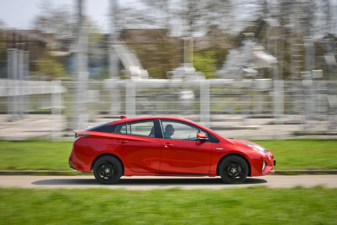 Zaradi 60 odstotkov vzvojno bolj čvrste oziroma toge karoserije novega zadnjega vpetja in 2,5 centimetra nižjega težišča so vozne lastnosti priusa občutno boljše.  | Foto: Ciril Komotar