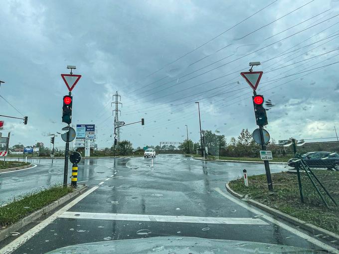 Če voznik tudi polkrožno obrne, ga lahko pri tem početju "zmoti" voznik, ki zavija desno ob rdeči luči. | Foto: Gašper Pirman