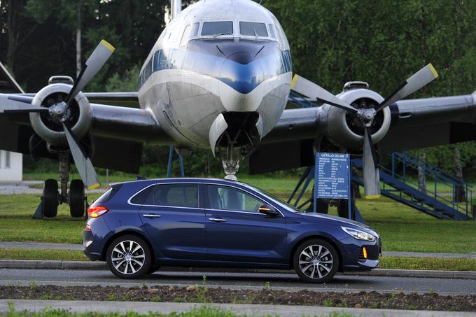 Korejci so se v Evropi veliko naučili. To se pozna tudi pri oblikovanju, zelo solidnih in veliko manj "azijsko" dramatičnih linijah. Hyundai i30 ni oblikovni presežek, je pa všečno oblikovan avtomobil, ki je trendovski, a veliko bolj odporen na zob časa kot so bili njegovi predhodniki. Umirjene, a skrbno začrtane linije s prepoznavnim nosom, bodo všeč širšemu krogu kupcev. Ga pa je temno moder barvni odtenek naredil še bolj zadržanega in po "golfovo" neizstopajočega. Preizkušen trik? | Foto: Jure Gregorčič