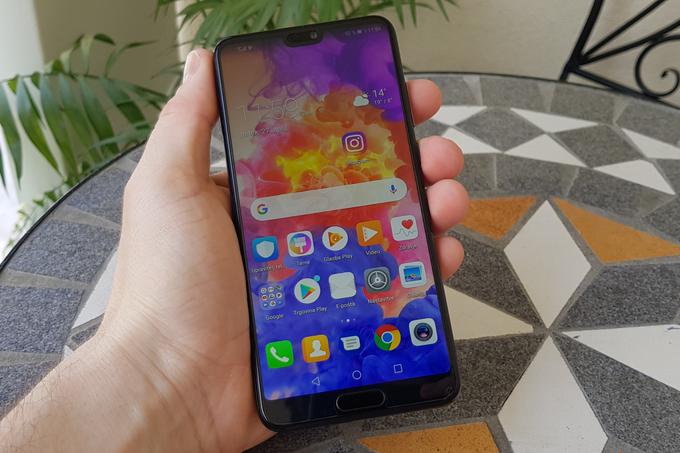 Huawei P20 se zaradi videza in nekaterih lastnosti, kot so zareza na vrhu zaslona, oblika menijev in odklepanje z obrazom, ni mogel izogniti primerjavam z Applovim iPhonom X in tudi obtožb, da Huawei s tem telefonom kopira Apple. Ali je to res ali ne, presodite sami, a nam je pravzaprav vseeno - najpomembneje je, kako dobro izkušnjo lahko telefon ponudi uporabniku.  | Foto: Matic Tomšič