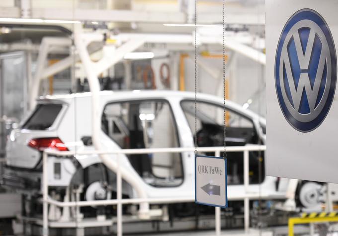 Tako kot se spreminjajo avtomobili, se spreminjajo tudi kupne navade. Skupina Volkswagen bo zato prodajo svojih modelov deloma preselila na internet in v obratni smeri zaprla nekaj prodajnih salonov. | Foto: Reuters