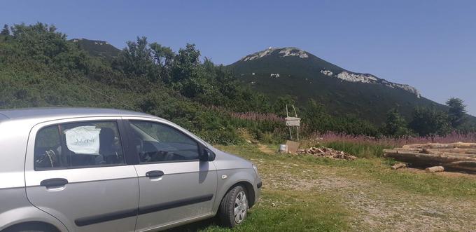 Oskrbovanje koče na Snežniku poteka izključno z nošnjo. Oskrbniku lahko pomagate tako, da del tovora, ki čaka v njegovem avtu na obračališču pod Snežnikom, sami odnesete do koče. Transport temelji na zaupanju in do zdaj še ni prišlo do kršitev, pravi oskrbnik. | Foto: Siol.net/ A. P. K.