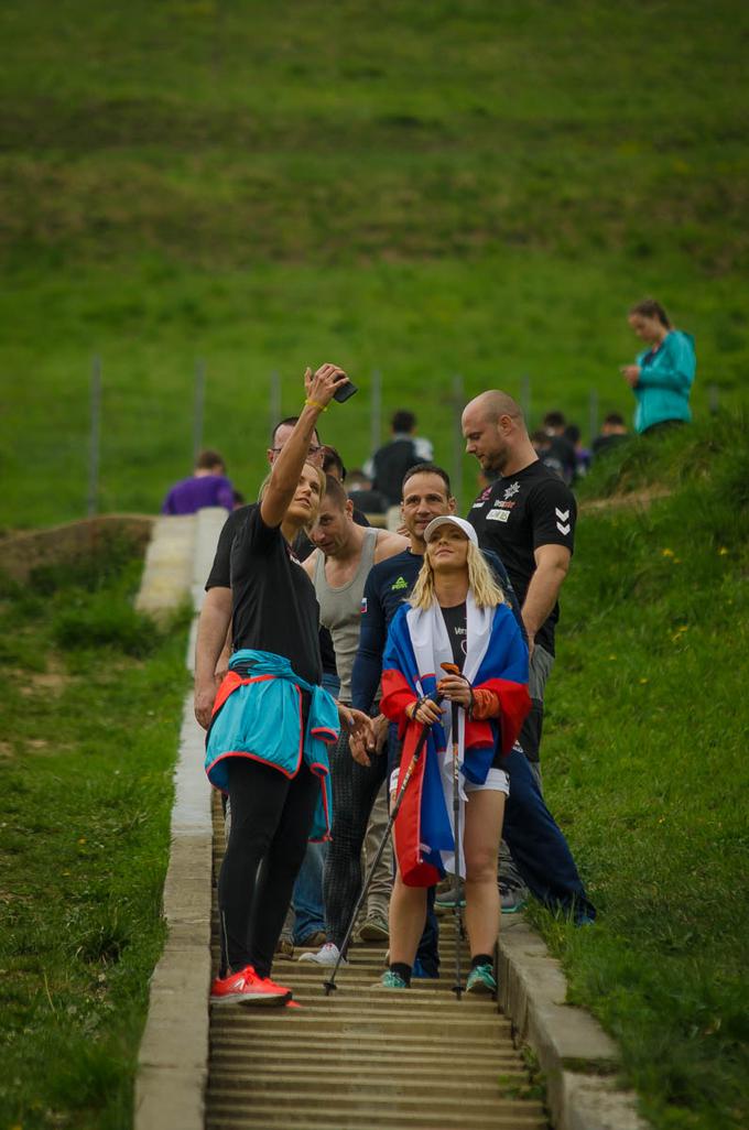 Potem ko je ponoči zaradi slabih vremenskih razmer na Kalvariji doživljala pravo kalvarijo, je ekipi  naročila, naj ji do sedme ure zjutraj ne razkriva števila vzponov, niti sama ni o njih razmišljala, saj ni vedela, kaj bo to pomenilo za njeno psiho. Na posnetku: fotografija zadnjega selfieja na zadnjem sestopu. | Foto: Matjaž Vertuš