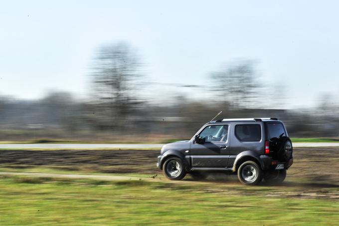 Jimny ni prav visoko dvignjen od tal (19 centimetrov), terensko bolj ugodno je kratko medosje in kota vstopanja in izstopanja na strminah. | Foto: Gašper Pirman