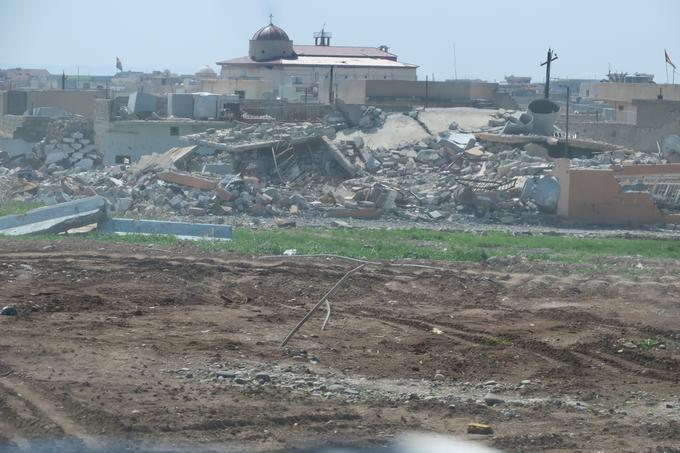 Razrušena krščanska vasica tik pred frontno črto | Foto: Bogomil Ferfila