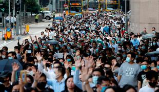 Protesti v Hongkongu terjali prvo smrtno žrtev